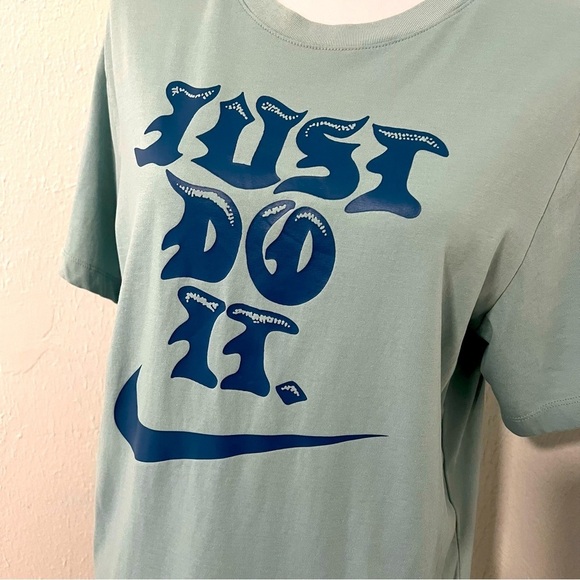 The Nike Tee Dri-Fit Medium Loose Bones Skeleton Shirt Graphic Sleeve Logo NWOT - Picture 2 of 7